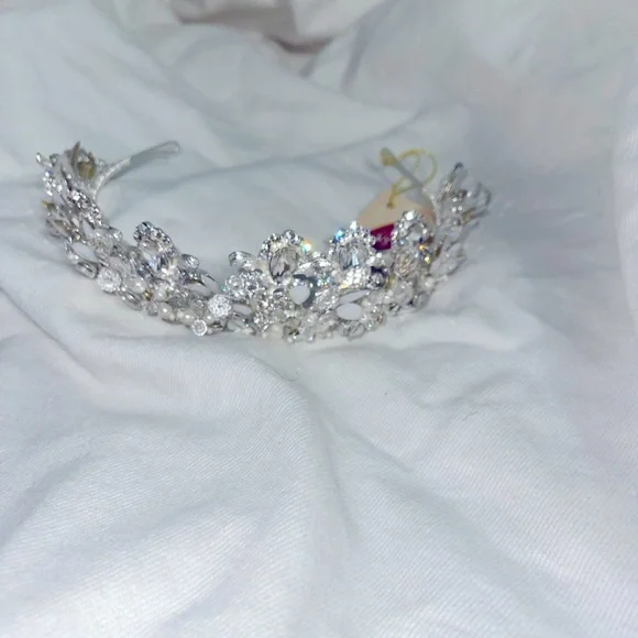 Giselle Bridal beaded pearl Tiara (silver) never been worn.